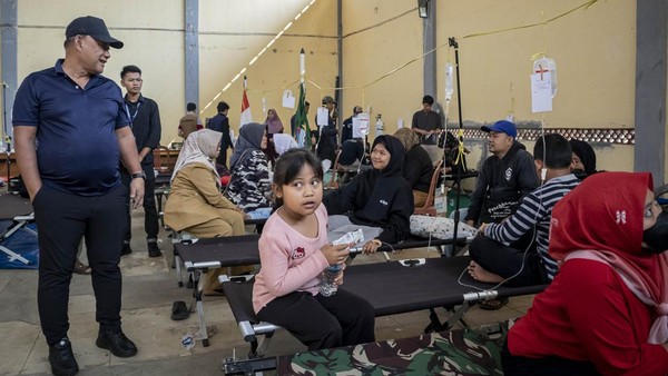 352-siswa-orang-tua-di-bandung-barat-keracunan-mbg-1758597423139_169