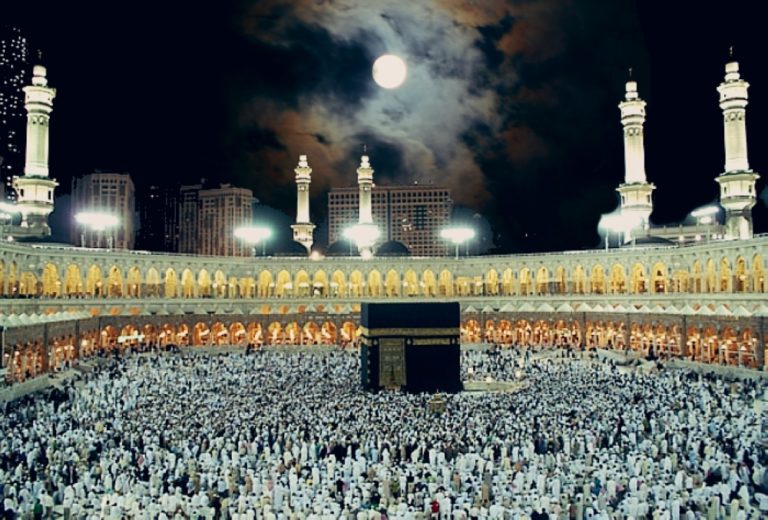 BULAN-DI-ATAS-KABAH-768x520