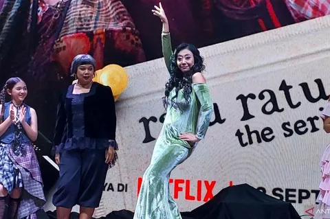 image_bank_2025_09_12_220214.763-seperti-angelina-jolie-asri-welas-sukses-tutup-jalan-times-square-new-york-demi-adegan-biyah-1