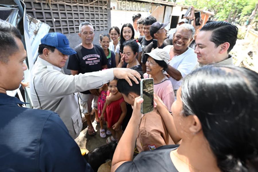 presiden-prabowo-kunjungi-korban-banjir-di-denpasar-dengar-kisah-anjing-penyelamat-13092025-184606