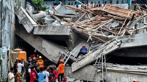 tim-sar-gabungan-mencari-korban-terjebak-di-ponpes-al-khoziny-sidoarjo-ambruk-1759142022690_169