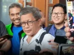 rocky-gerung-hadiri-sidang-nadiem-makarim-singgung-dugaan-karat-politik-dalam-proses-hukum