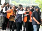 G-roy-suryo-dan-dokter-tifa-tiba-di-kejari-jaksel-teriakkan-takbir-saat-turun-dari-mobil-tahanan-eyu